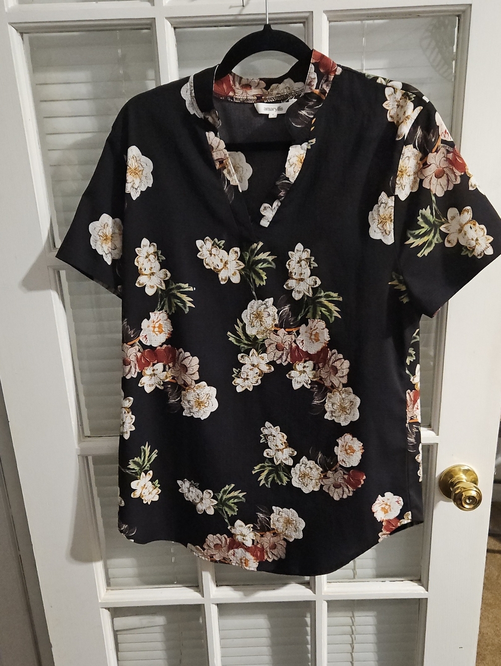 ❤️ Floral V-Neck Short Sleeve Top - Black. Sz Medium. GUC